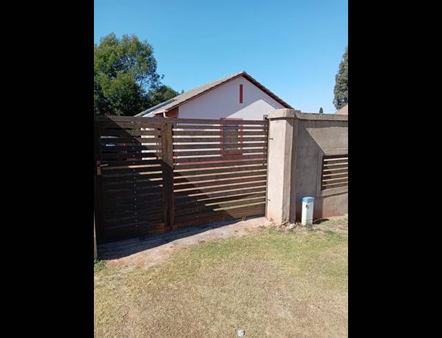 2 BEDROOM HOUSE FOR SALE IN LENASIA SOUTH